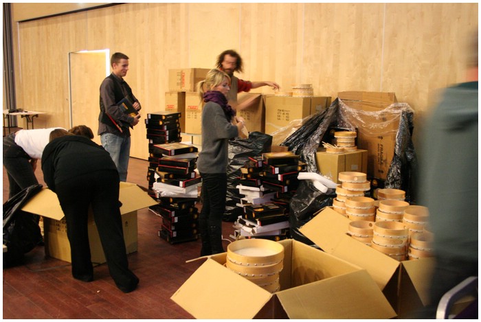 Resten af Vision-Craft teamet hjlper til med udpakningen af 600 trommer