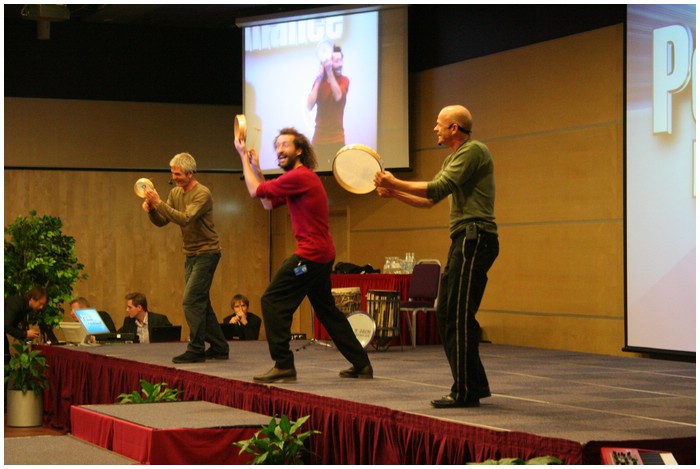 Play 'n Drum Percussion trio, Niels Kilele, Kjeld Friis og Mads Bischoff leder an i 
en kmpe trommesession for 600 nordiske medarbejdere p IBM's 