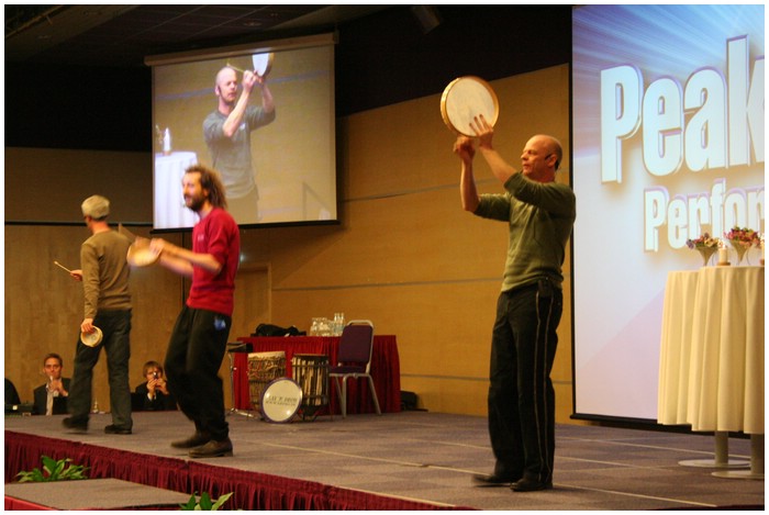 Play 'n Drum Percussion trio, Niels Kilele, Kjeld Friis og Mads Bischoff leder an i 
en kmpe trommesession for 600 nordiske medarbejdere p IBM's 