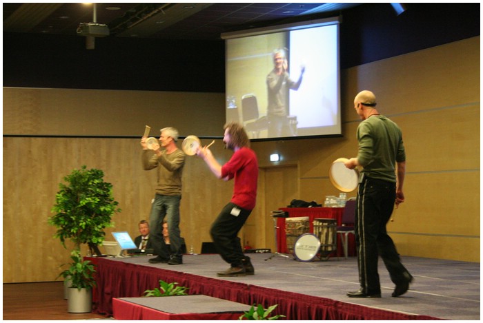 Play 'n Drum Percussion trio, Niels Kilele, Kjeld Friis og Mads Bischoff leder an i 
en kmpe trommesession for 600 nordiske medarbejdere p IBM's 