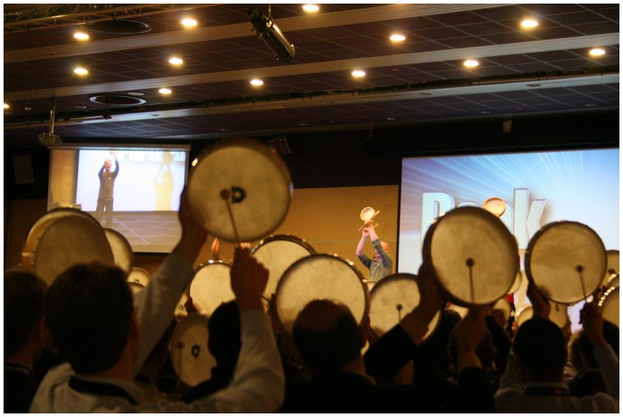 Play 'n Drum Percussion trio, Niels Kilele, Kjeld Friis og Mads Bischoff leder an i 
en kmpe trommesession for 600 nordiske medarbejdere p IBM's 